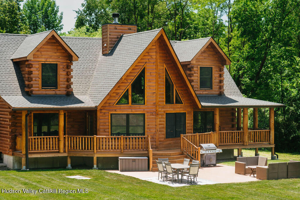 Property Photo:  76 Woodlands  NY 12514 