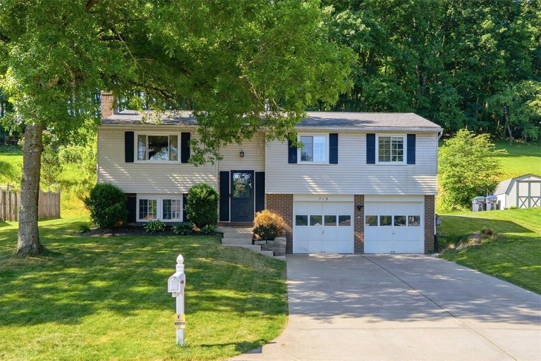 Property Photo: 719 Skyview Dr PA 16066