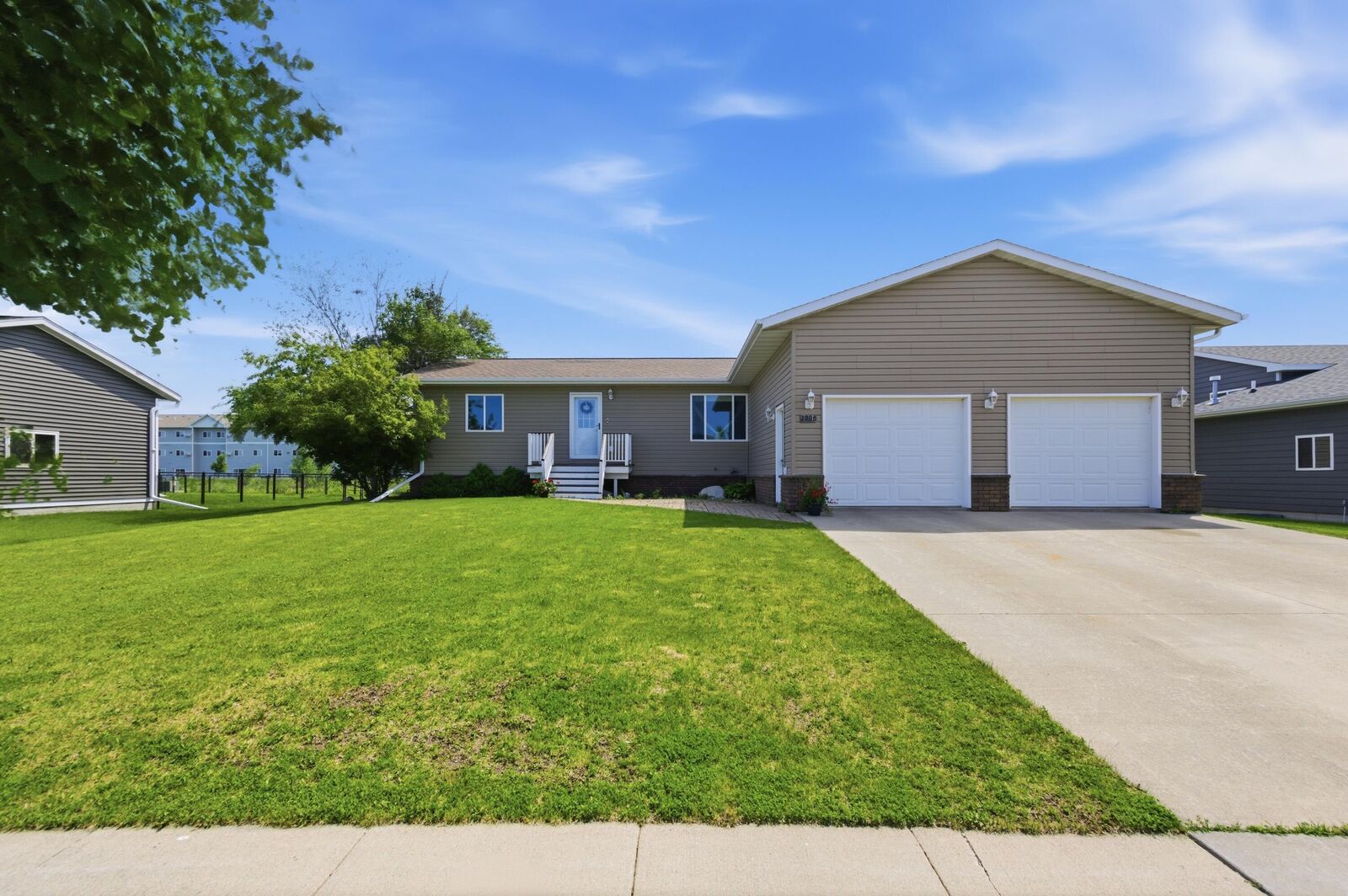 Property Photo: 1006 NE 28th Avenue SD 57401