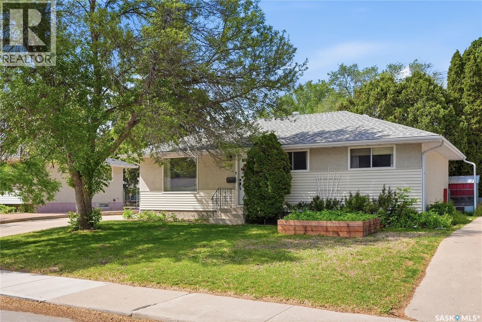 Property Photo:  25 Murphy Crescent  SK S7J 2T5 