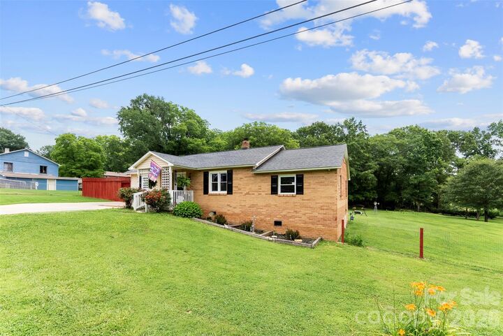 Property Photo:  810 Bradley Road  NC 28034 