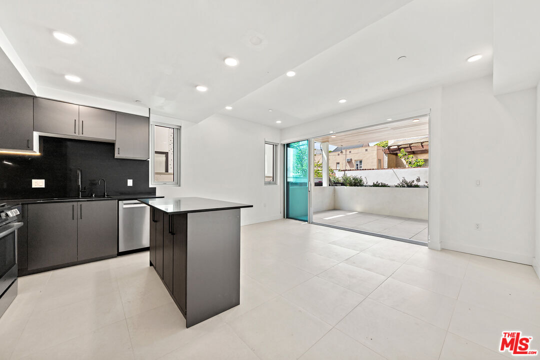 Property Photo:  1257 N Sweetzer Ave  CA 90069 