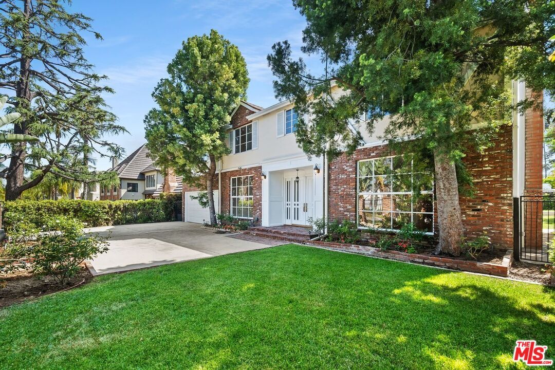 Property Photo: 517 N Elm Dr CA 90210