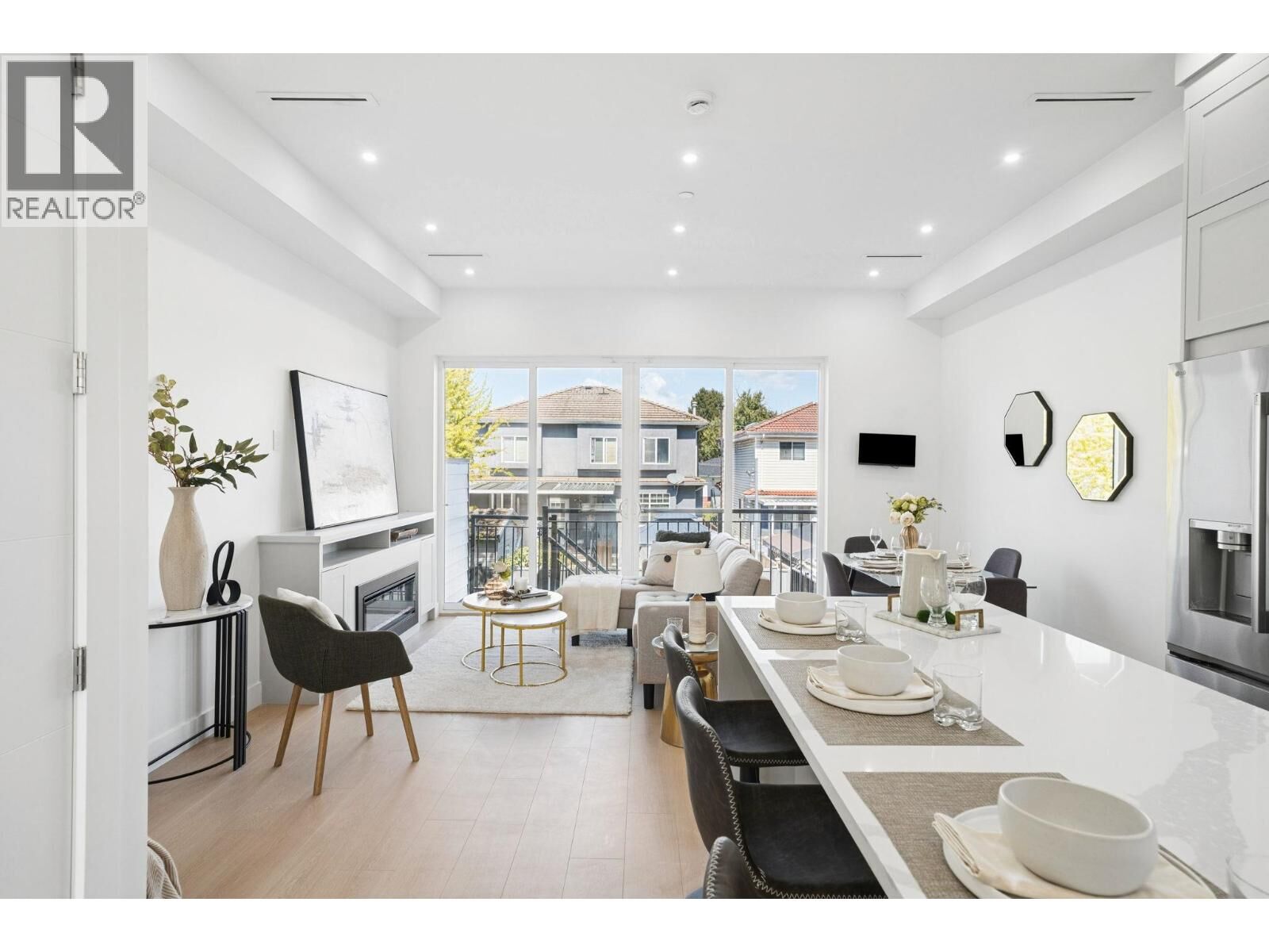 Property Photo:  1005 East 55th Avenue 2  BC V5X 1N8 