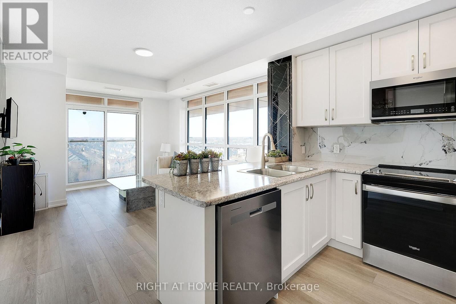 Property Photo:  460 Dundas Street East 905  ON L8B 2A5 