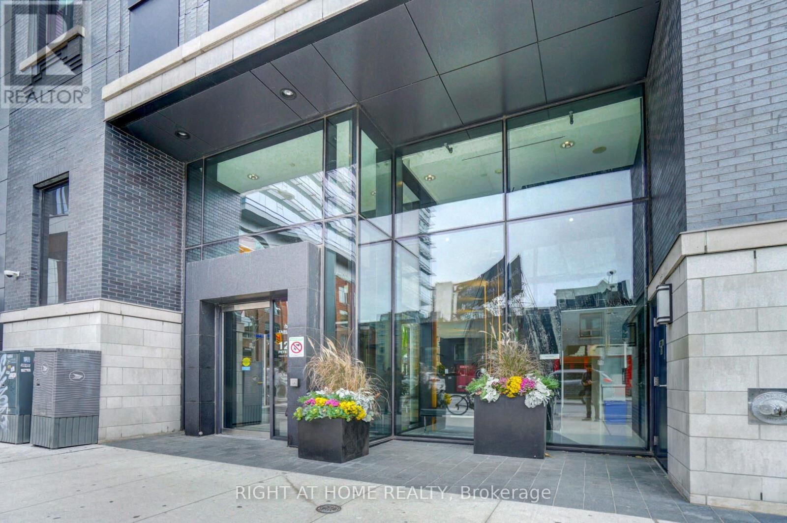 Property Photo:  125 Peter Street 3110  ON M5V 0M2 