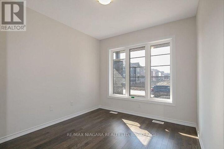 Property Photo:  10 Explorer Way  ON L2V 0K1 