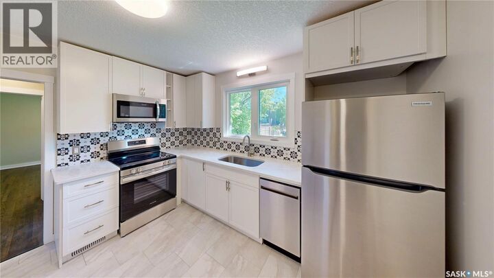 Property Photo:  909 Arthur Street  SK S4T 4V6 