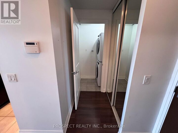 Property Photo:  1055 Southdown Road 1405  ON L5J 0A3 