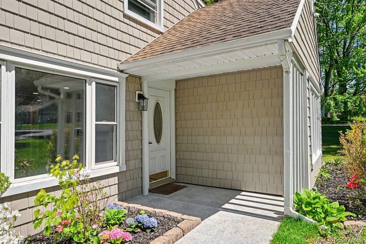 Property Photo:  94 E East Way  NY 10549 