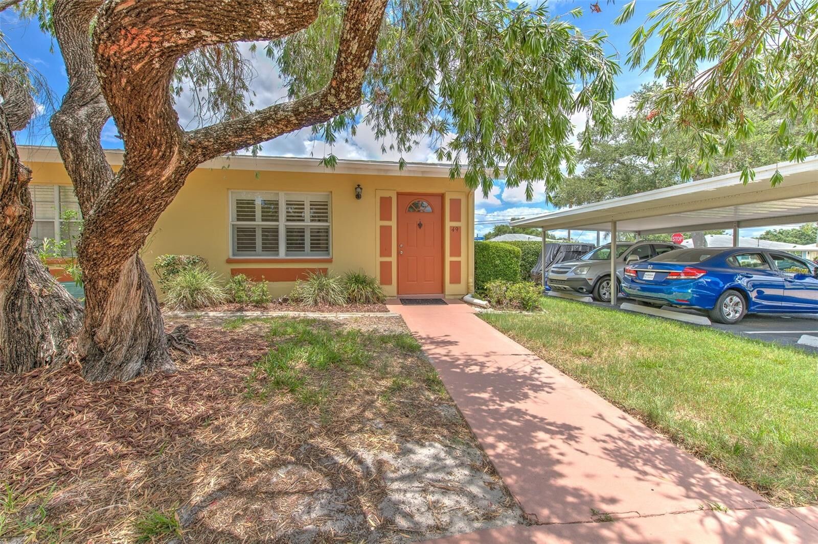 Property Photo:  401 Dorchester Place 49  FL 33573 