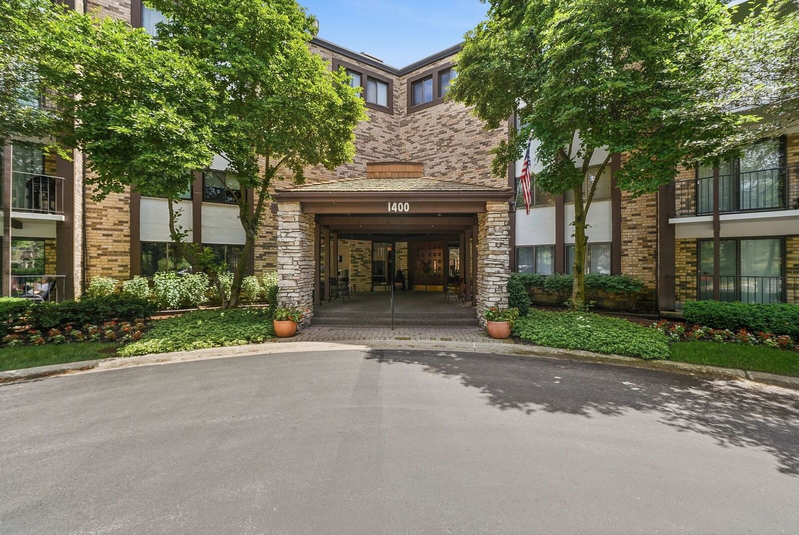 Property Photo: 1400 N Yarmouth Place 303 IL 60056
