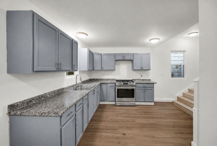 Property Photo:  8008 S Muskegon Avenue  IL 60617 
