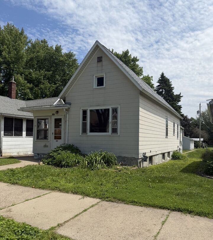 Property Photo:  201 Fayette Street  IA 52732 
