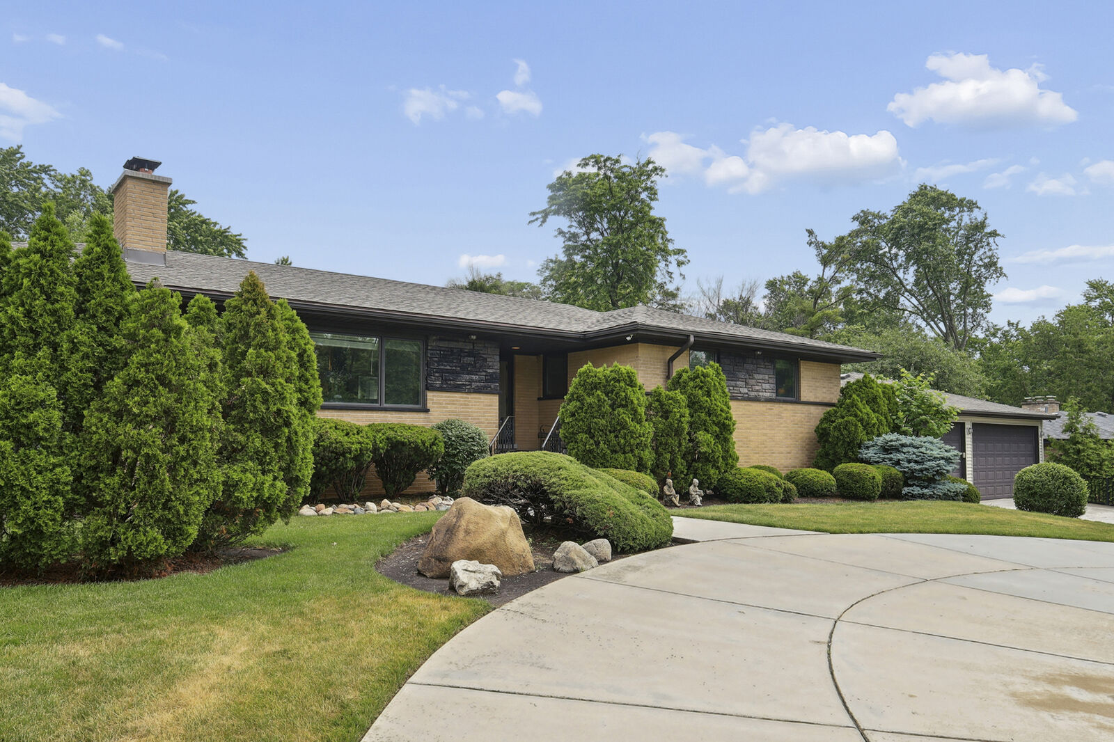 Property Photo: 20W276 Belmont Place IL 60101
