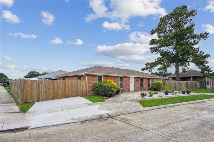Property Photo:  801 Cameron Court  LA 70065 