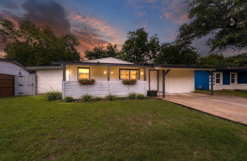 Property Photo: 1306 E Lovers Lane TX 76010