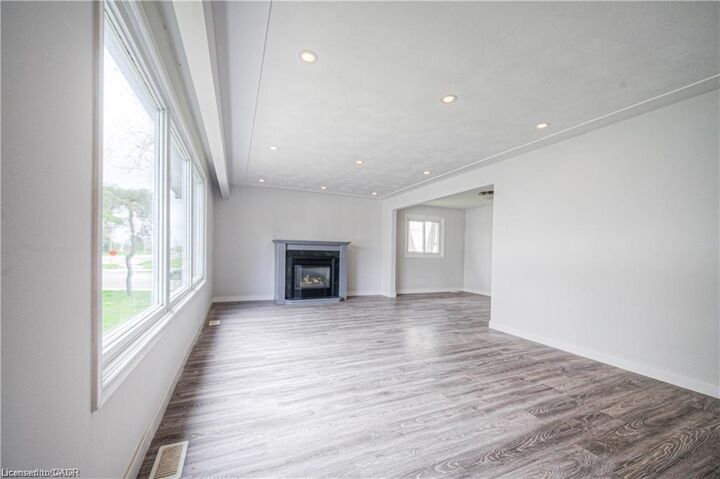 Property Photo:  2300 Fountain Street N  ON N3H 4R7 