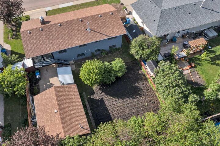 Property Photo: 27 Warwick Drive AB T4N 6L4