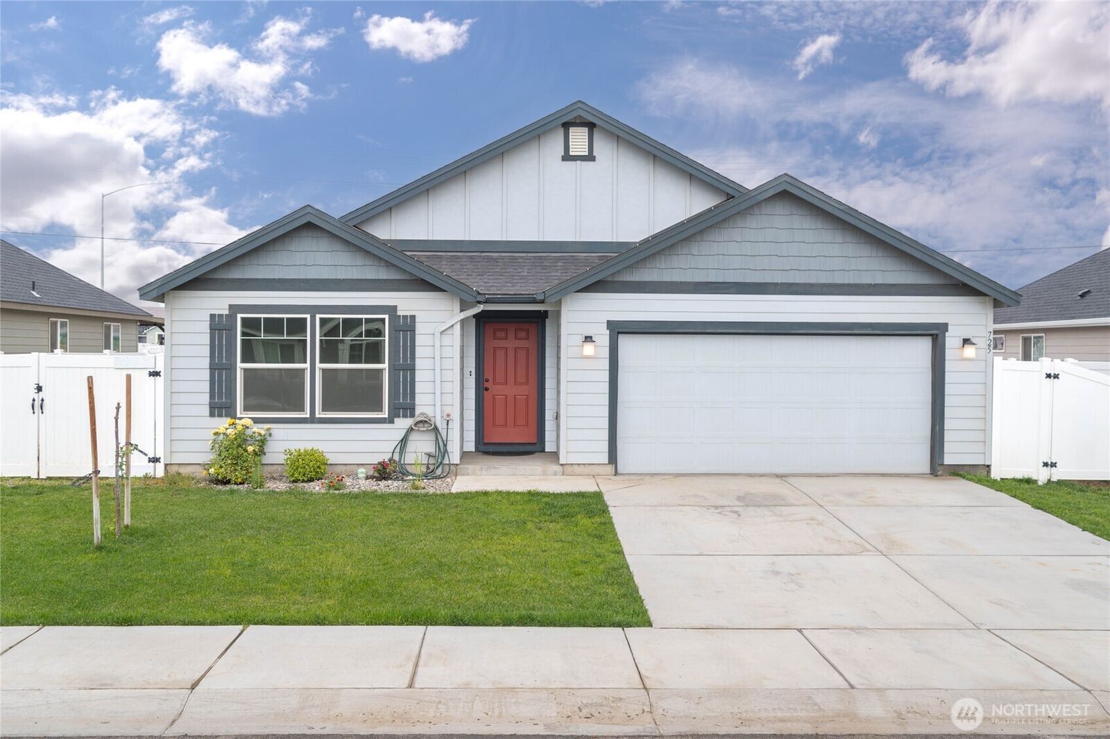 Property Photo:  725  L St  NE  WA 98848 