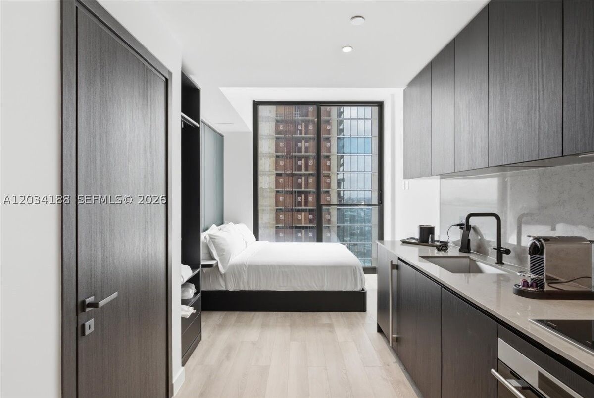 Property Photo:  20 NE 11th 4803  FL 33132 