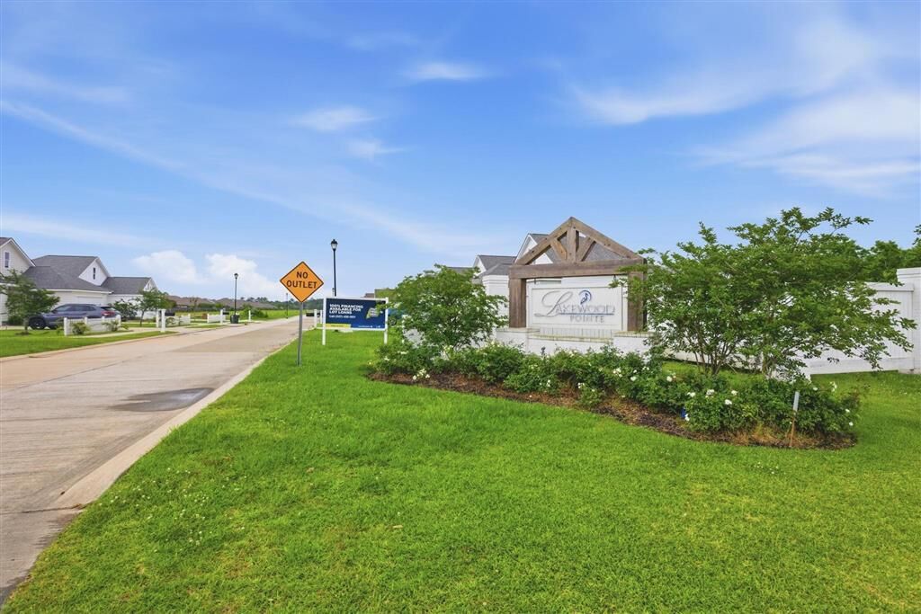 Property Photo: Lakewood Pointe (11) Lane LA 70605