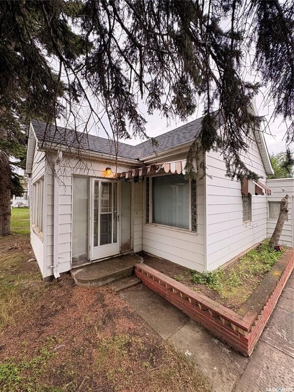 Property Photo: 58 Lillooet Street W SK S6H 4Y5