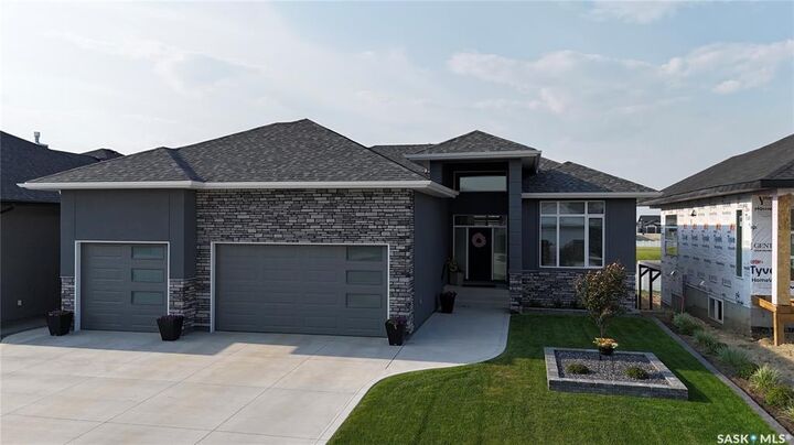 222 Albright Crescent — photo 1