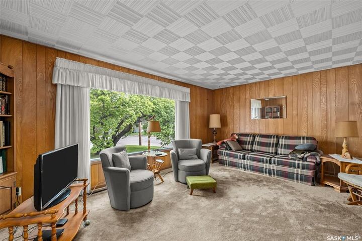 Property Photo: 405 21st Street W SK S6V 4J5