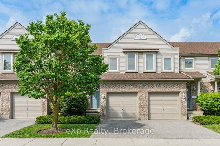 35 Roehampton Crescent — photo 1