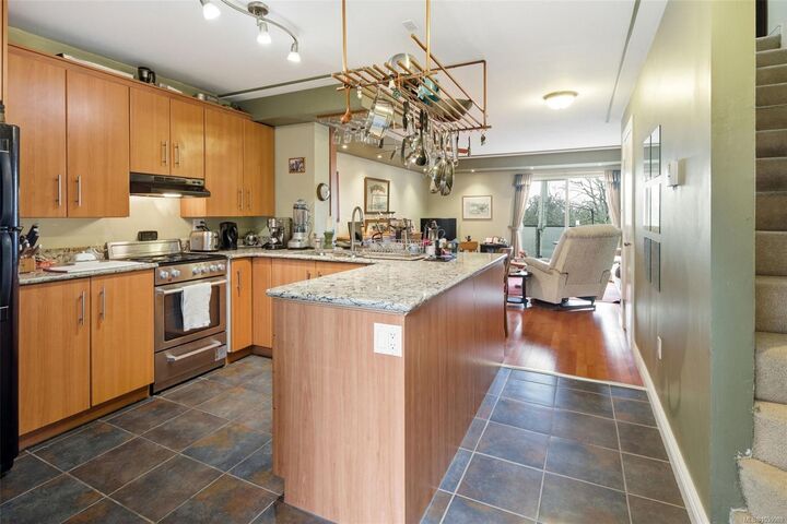 991 Cloverdale Ave #207 — photo 1