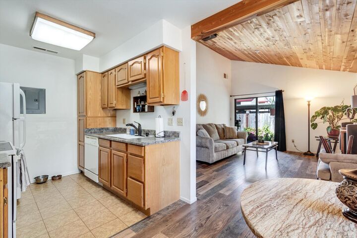 Property Photo:  6 Redwood Court 6  CA 95409 