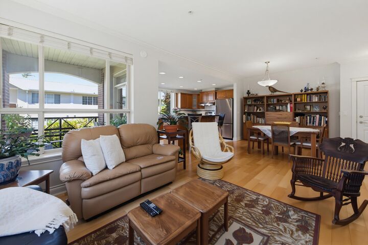 Property Photo: 15357 17A Avenue 204 BC V4A 1V4