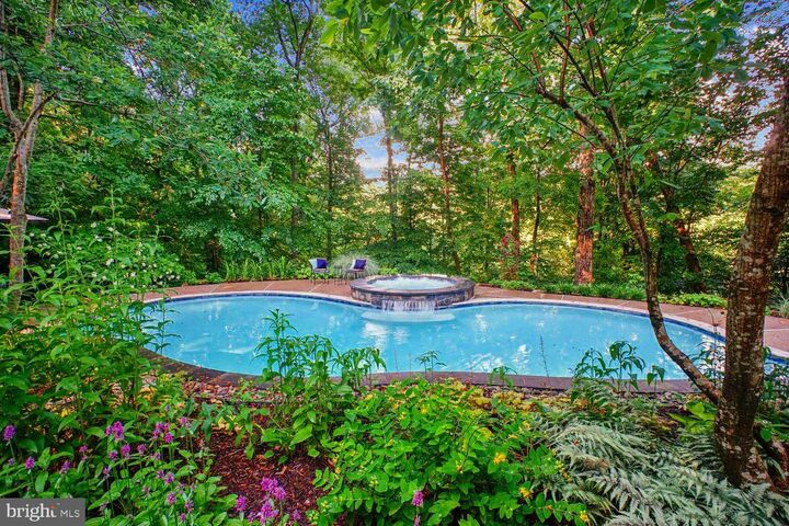 Property Photo: 8615 Hampton Way VA 22039