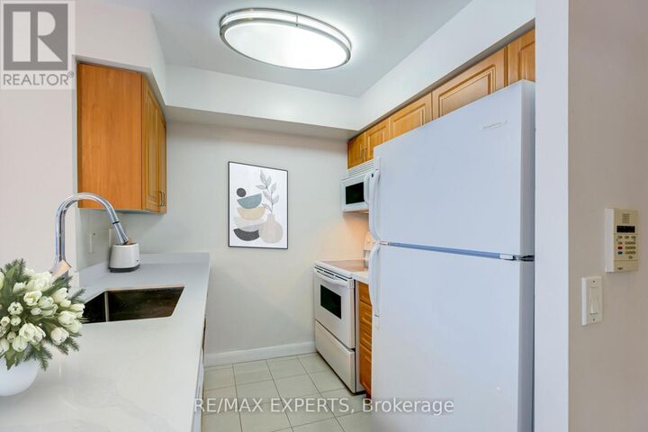 Property Photo:  4968 Yonge Street 1111  ON M2N 7G9 