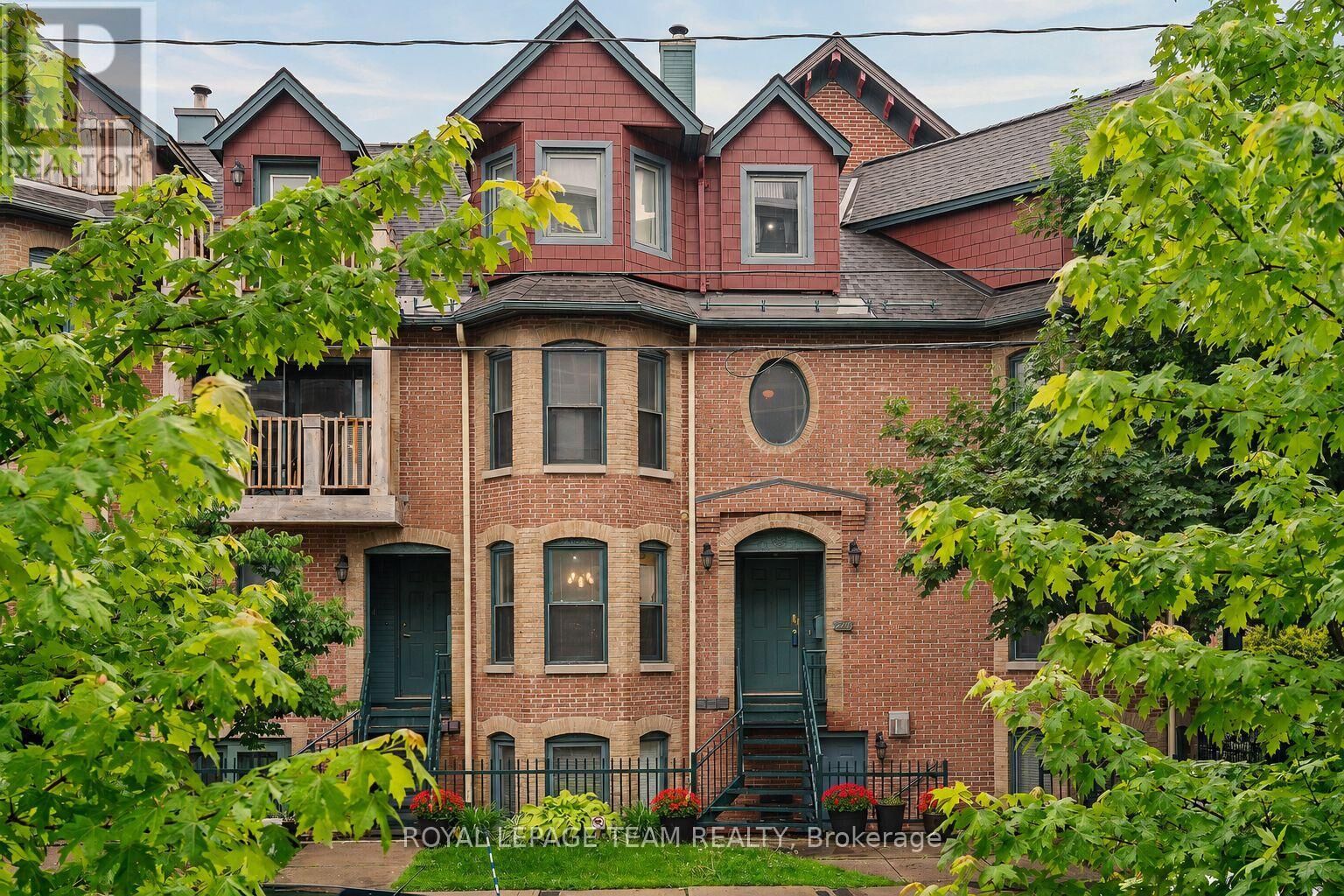 Property Photo: 220 Wilbrod Avenue 2 ON K1N 6L6