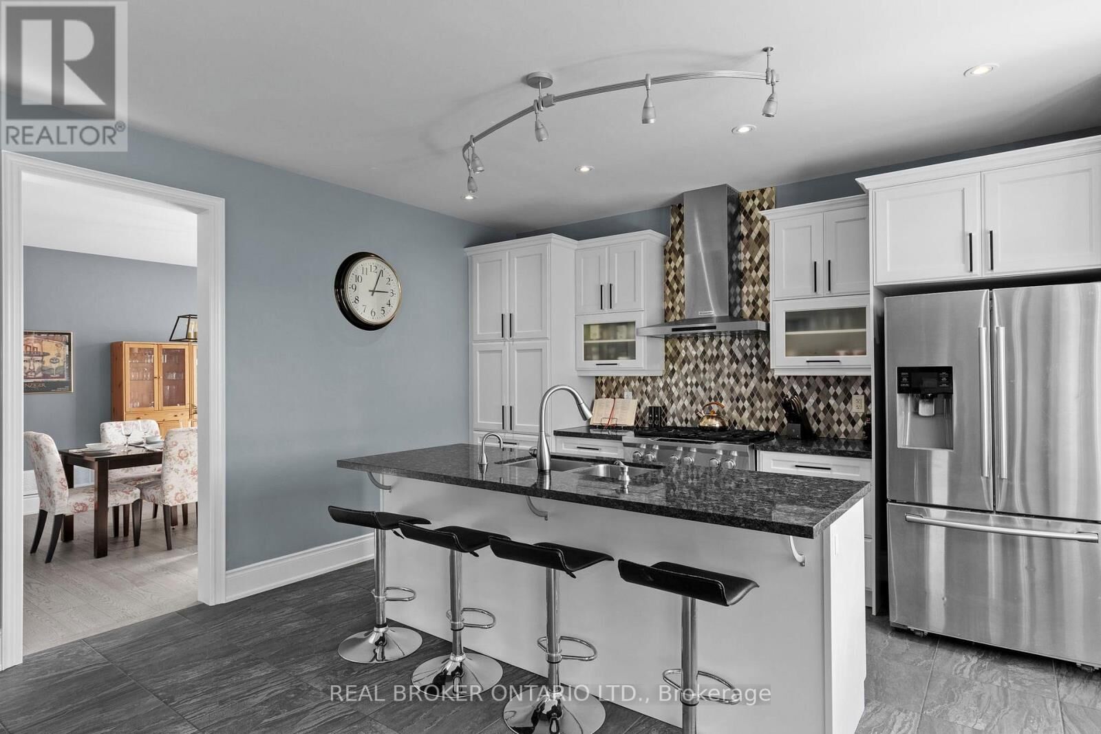 Property Photo: 3032 Monarch Drive ON L3V 8K3