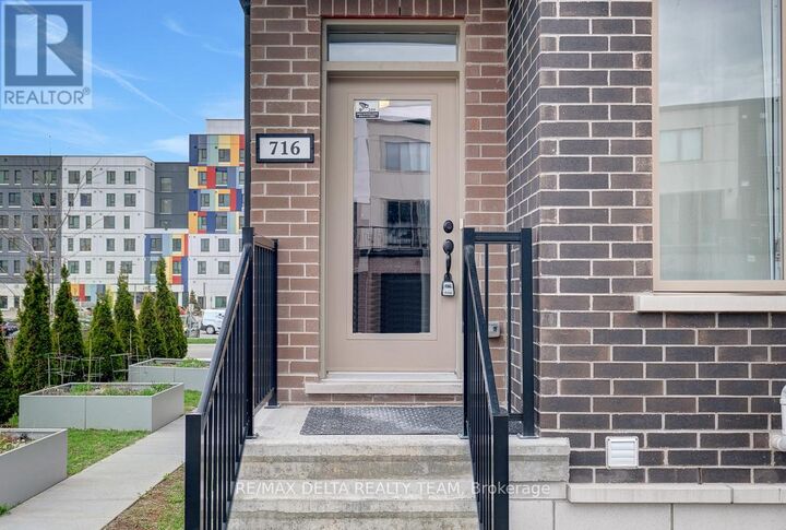 Property Photo: 716 Kizis Private 11 ON K1K 5A8