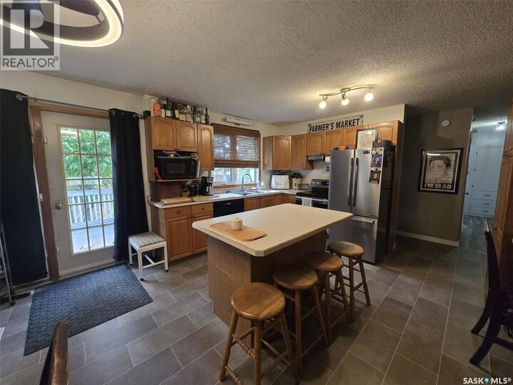 Property Photo:  613 3rd Street W  SK S0K 4W0 