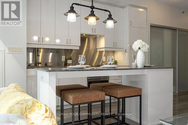 Property Photo:  426 University Avenue 1002  ON M5G 1S9 