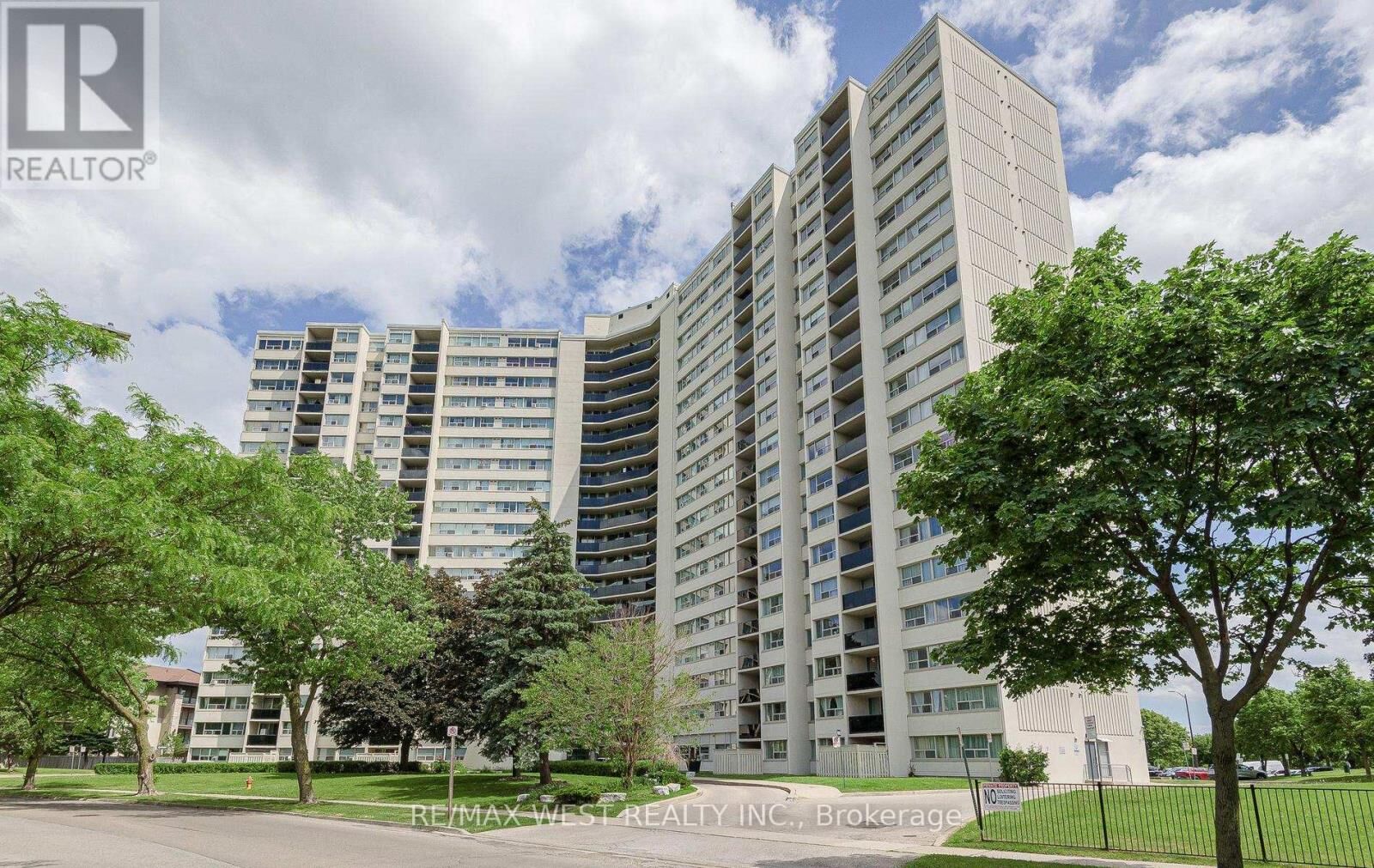 Property Photo:  530 Lolita Gardens Northeast 1407  ON L5A 3T2 
