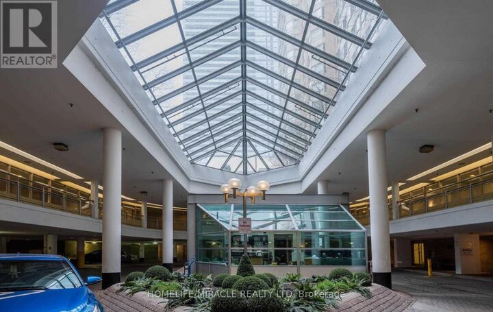 Property Photo: 717 Bay Street 1907 ON M5G 2J9