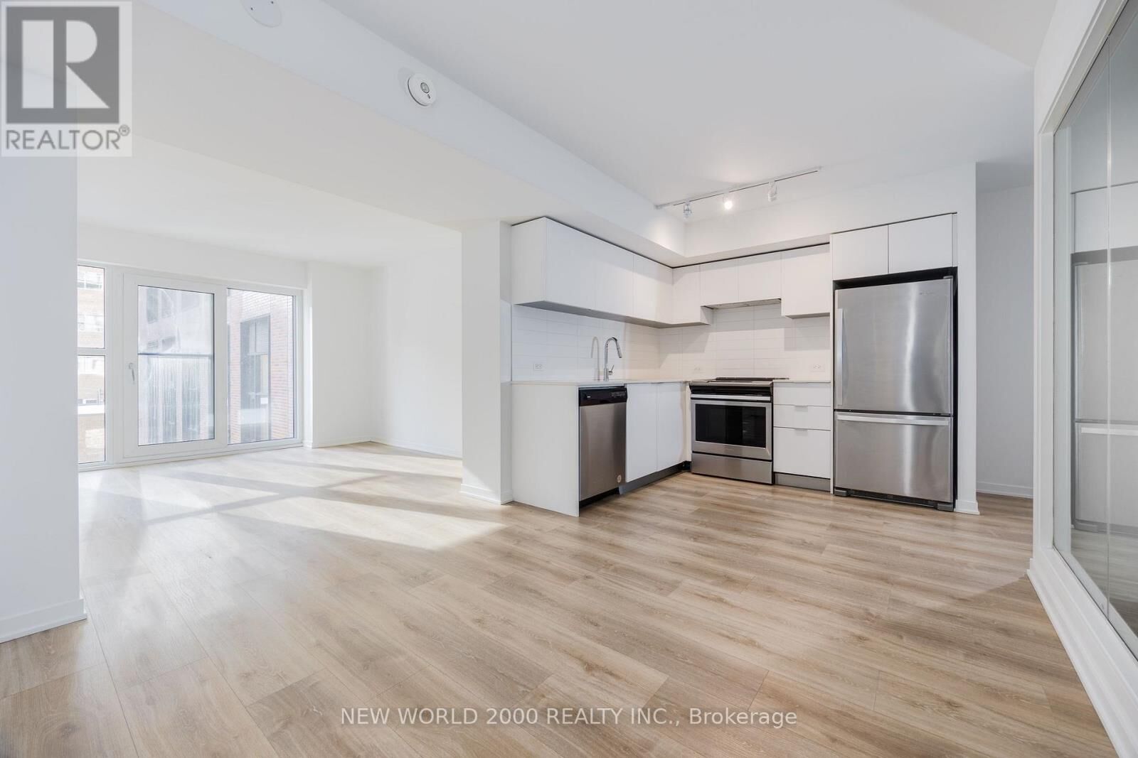 Property Photo:  101 Roehampton Avenue 2002  ON M4P 2W2 