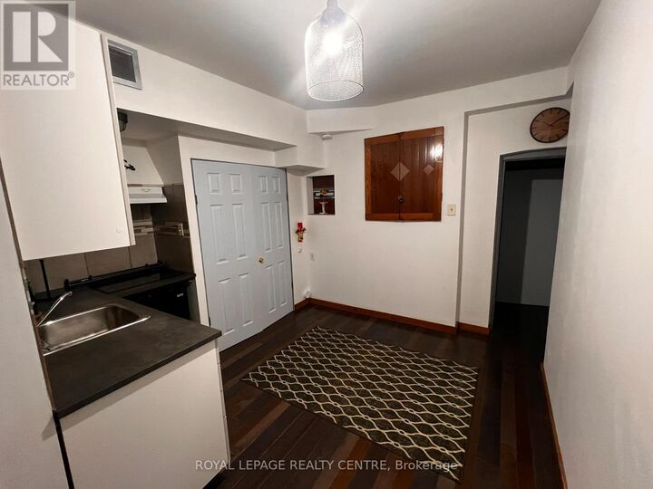 Property Photo: 745 Lakeshore Road East B ON L5E 1C6