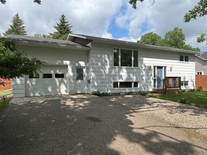 111 Riverside Street North — photo 1
