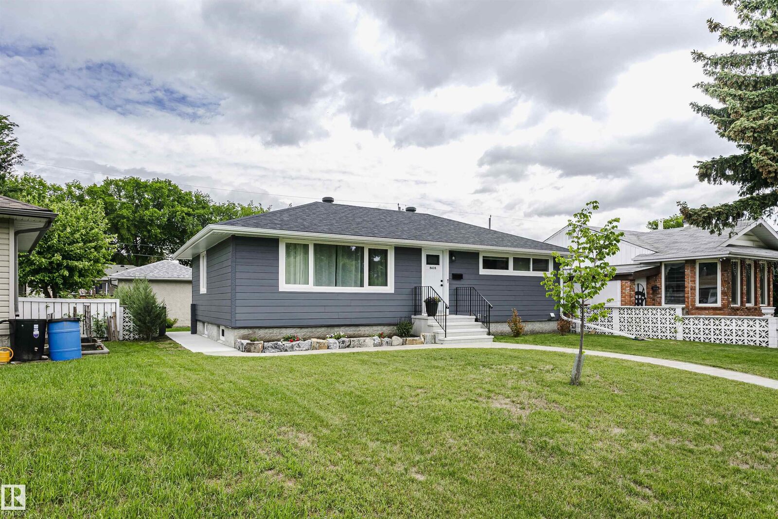 Property Photo:  8628 64 Avenue NW  AB T6E 0H5 