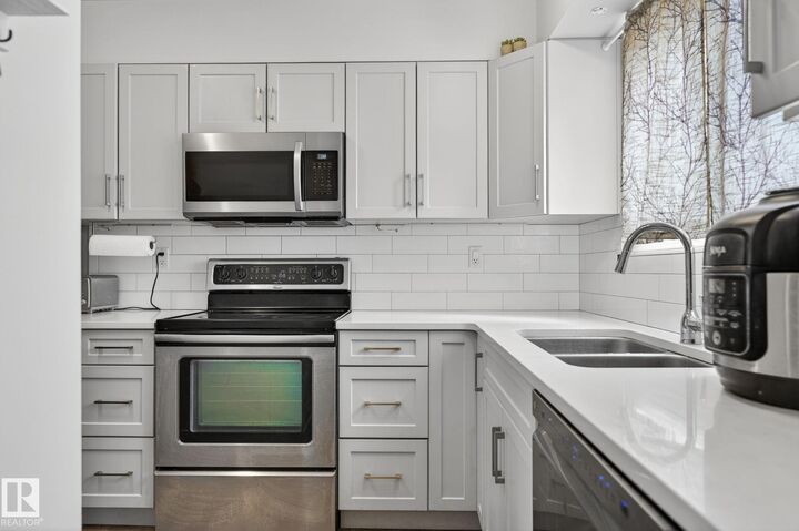 Property Photo:  7604 29 Avenue NW  AB T6K 3Z2 