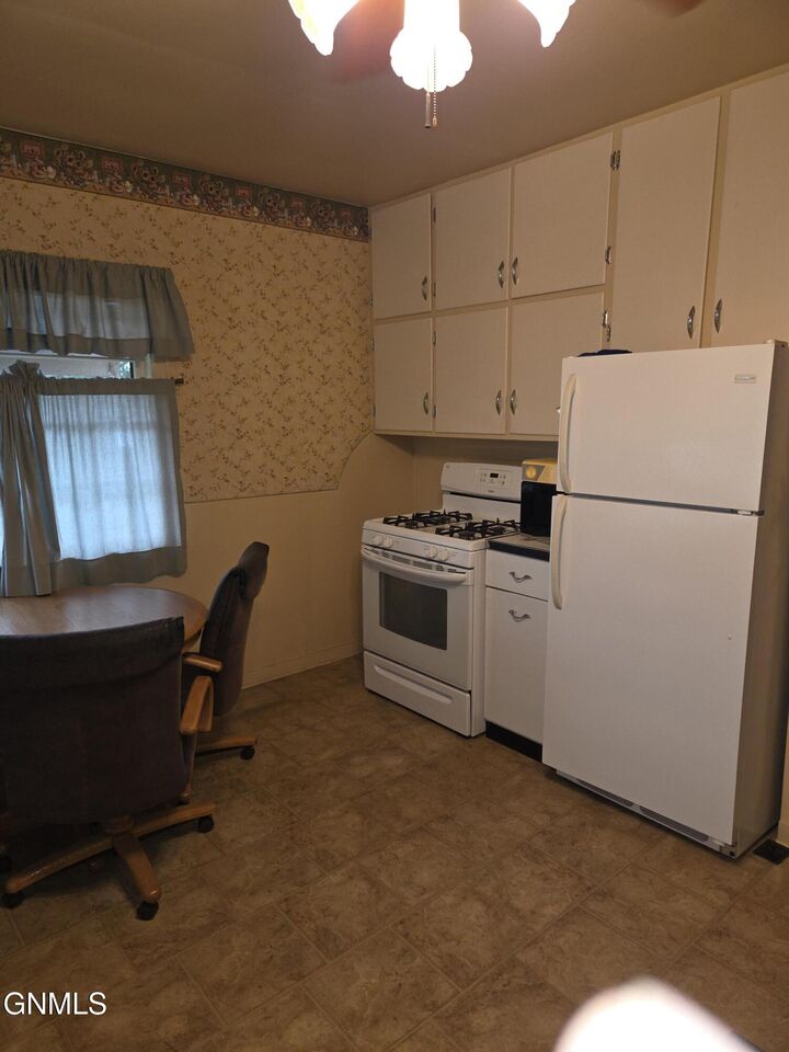 Property Photo:  110 Elm Avenue W  ND 58631 