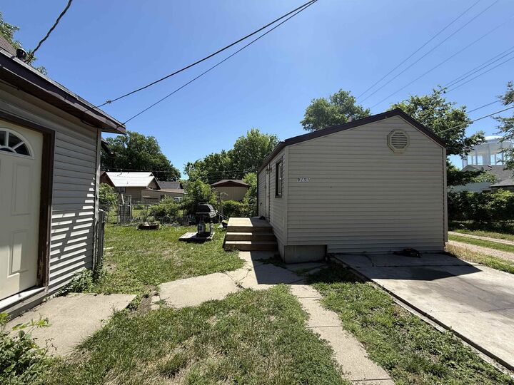 Property Photo:  915-9151/2 N Dewey St  NE 69101 