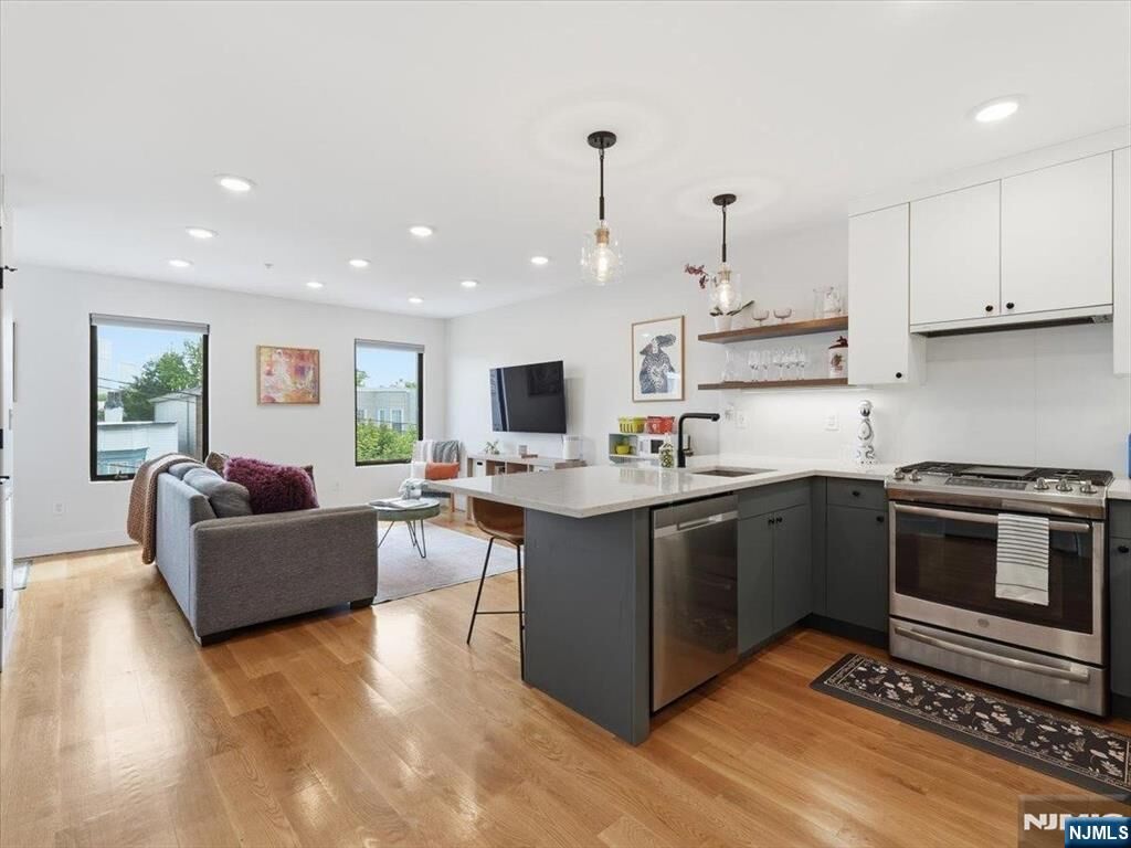 Property Photo:  22 Lincoln Street 3  NJ 07307 